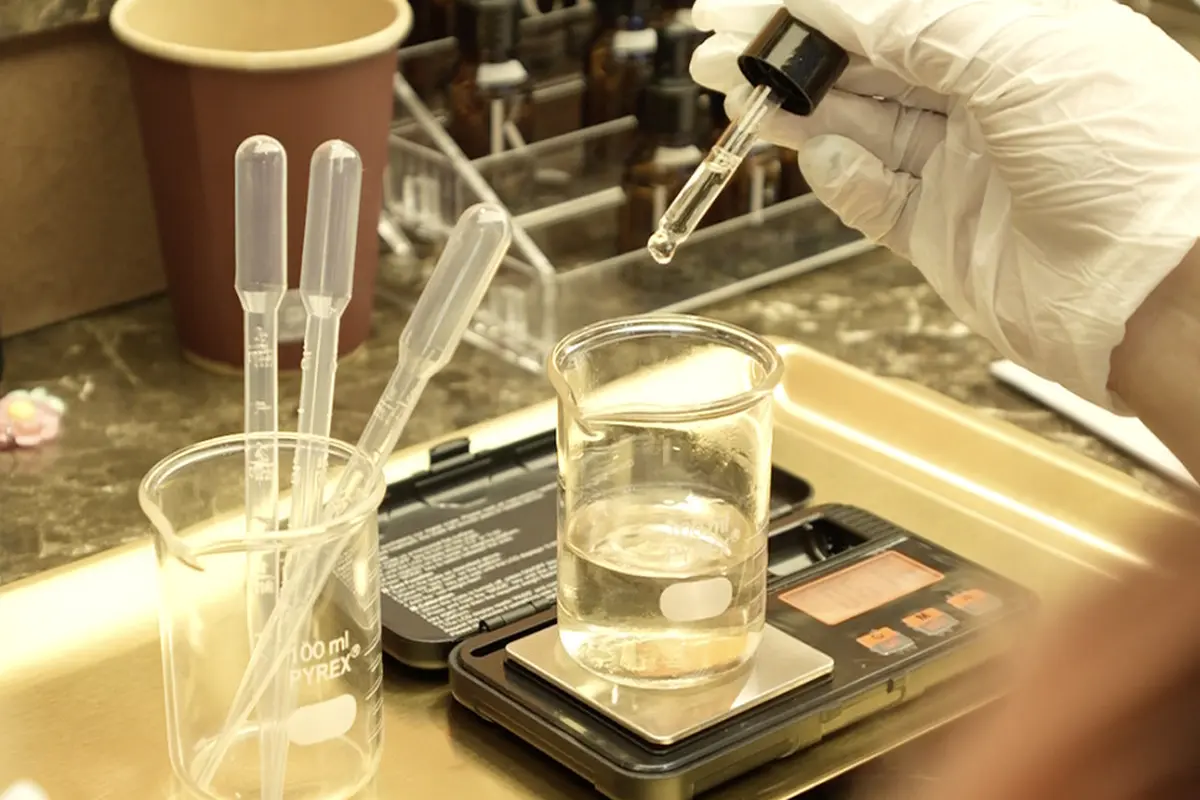 Aktivitas Ngedate Seru dengan Bikin Parfum Sendiri di Gerai Terbarunya Mine Perfumery