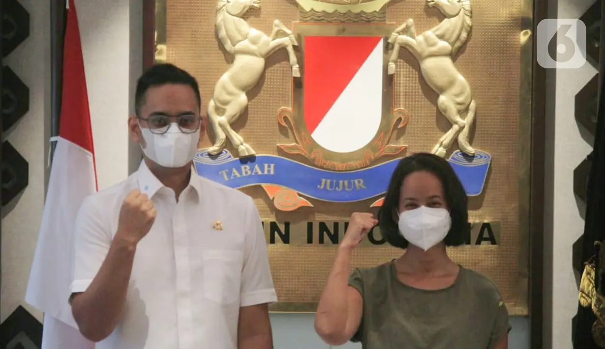 Senior Communication Manager GudangAda, Muara Makarim (kanan) foto bersama usai secara simbolis menyerahkan paket sembako kepada Ketua Pelaksana Vaksinasi Keliling yang juga Wakil Ketua Umum Bidang Komunikasi dan Informatika KADIN Firlie H di Jakarta, Senin (11/10/2021). (Liputan6.com/HO/Agus)
