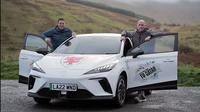 Nick Smith (kanan) dan mantan pemain Cardiff Scott Young (kiri), penggemar Wales dengan mobil MG 4 EV (dailymail.co.uk)