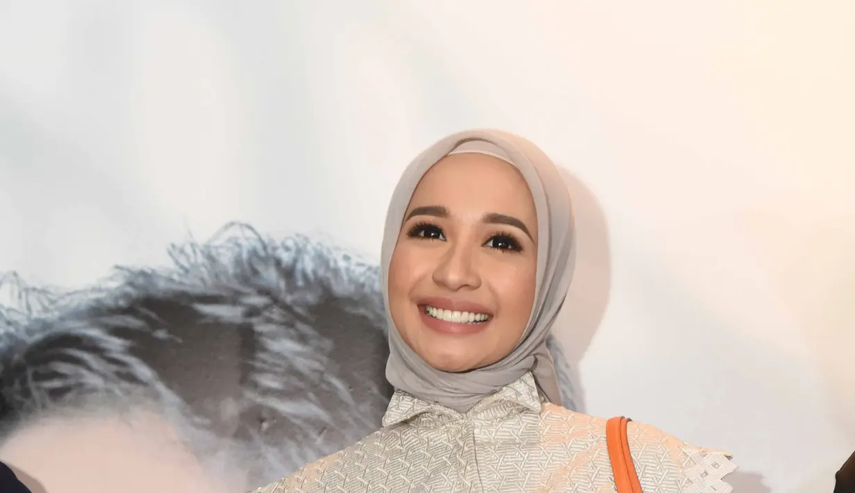 Bersanding di pelaminan nampaknya memang sudah menjadi rencana pasangan kekasih Laudya Cynthia Bella dan Afifuddin Suhaeli Kalla. Terlebih kedua keluarga mereka sudah saling bertemu di acara lamaran kemarin. (Nurwahyunan/Bintang.com)