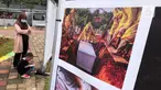 Komunitas “Kelas Jurnalis Cilik” dipandu pewarta foto mengikuti kegiatan tur pameran fotografi bertema 'Ragam Cerita Ibu Kota Sebelum dan Saat Pandemi COVID-19' di Thamrin 10, Jakarta, Minggu (6/12/2020). Pameran diselenggarakan oleh Pewarta Foto Indonesia - Jakarta. (Liputan6.com/Immanuel Antonius)