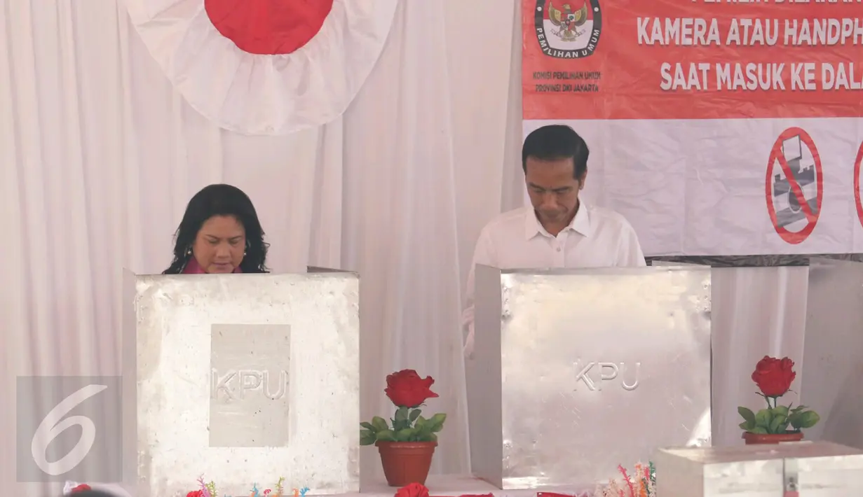 Presiden Joko Widodo (Jokowi) didampingi Ibu Negara, Iriana, melakukan pencoblosan di TPS 04 Gambir, Jakarta, Rabu (19/4).  Di TPS ini, Jokowi dan Iriana menggunakan hak pilihnya dalam Pilkada DKI 2017 putaran kedua. (Liputan6.com/Angga Yuniar)