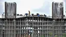 Pekerja menyelesaikan proyek pembangunan Jalan Tol Bekasi-Cawang-Kampung Melayu (Becakayu) Seksi 1, D.I Panjaitan, Jakarta, Kamis (18/11/2021). Pembangunan Tol Becakayu Seksi 1 sepanjang 16, 01 ditargetkan rampung pada akhir 2021. (merdeka.com/Iqbal S Nugroho)