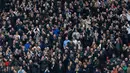 Sejumlah suporter memberikan dukungan kepada tim kesayangan mereka saat Laga Liga Premier Inggris di Stadion Old Trafford, Inggris(15/3/15). Manchester United menang 3-0 atas Tottenham Hotspur. (Reuters/Craig Brough)