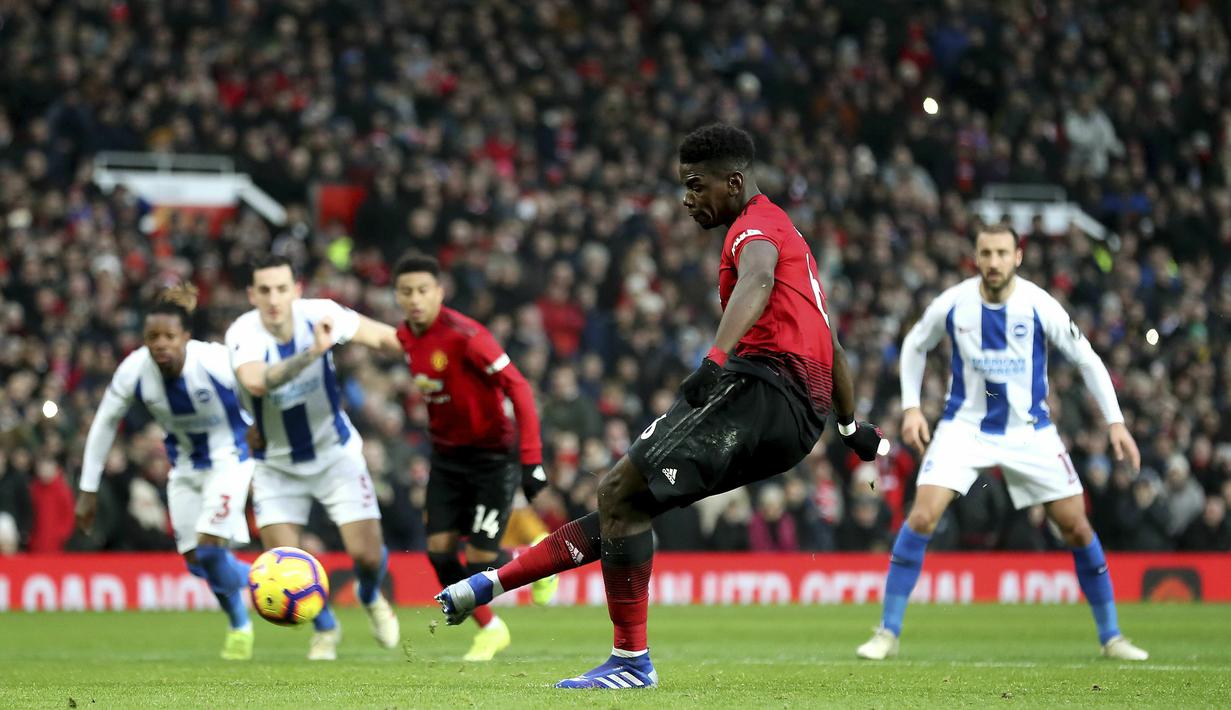 Gelandang Manchester United, Paul Pogba, mencetak gol melalui tendangan penalti pada laga Premier League di Stadion Old Trafford, Sabtu (19/1). Manchester United menang 2-1 atas Brighton and Hove Albion. (AP/Martin Rickett)
