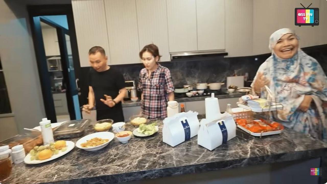 7 Potret Dapur Artis dengan Beragam Bentuk, Dari yang Mewah Banget Sampai yang Unik