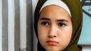Bahkan, tak sedikit yang menyebut kalau dara 16 tahun ini mirip banget dengan Irish Bella saat mengenakan hijab. Terlebih, keduanya juga sama-sama punya paras bule yang menawan.(Liputan6.com/IG/@sandrinna.lle)