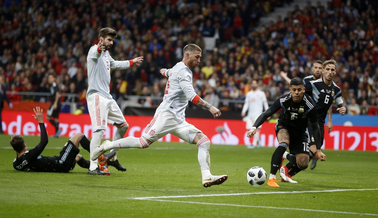 Sergio Ramos menjadi pemain termuda Spanyol dengan usia 18 tahun saat melakukan debut bersama Spanyol. (AP/Paul White)