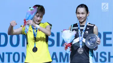 Tunggal putri Taiwan, Tai Tzu Ying (kanan) bersama pebulu tangkis China, Chen Yufei usai Final Indonesia Open 2018 di Istora GBK, Jakarta, Minggu (8/7). Tai Tzu Ying menang 21-23 21-15 21-9. (Liputan6.com/Helmi Fithriansyah)