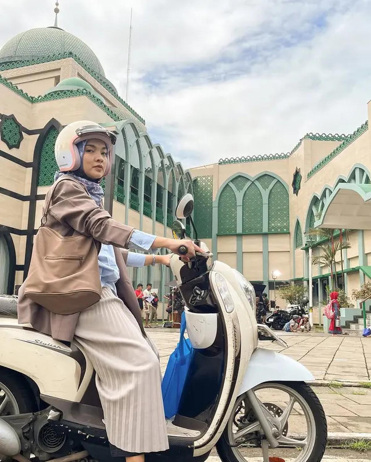 6 Potret Tika Bravani Bareng Pemain Lorong Waktu, Nostalgia Tontonan Masa Kecil
