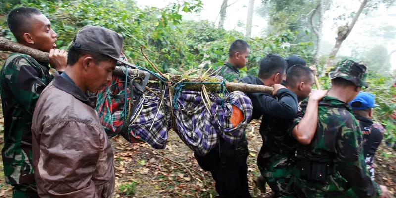 20151005-Begini Proses Evakuasi Jenazah Korban Pesawat Aviastar-Sulsel