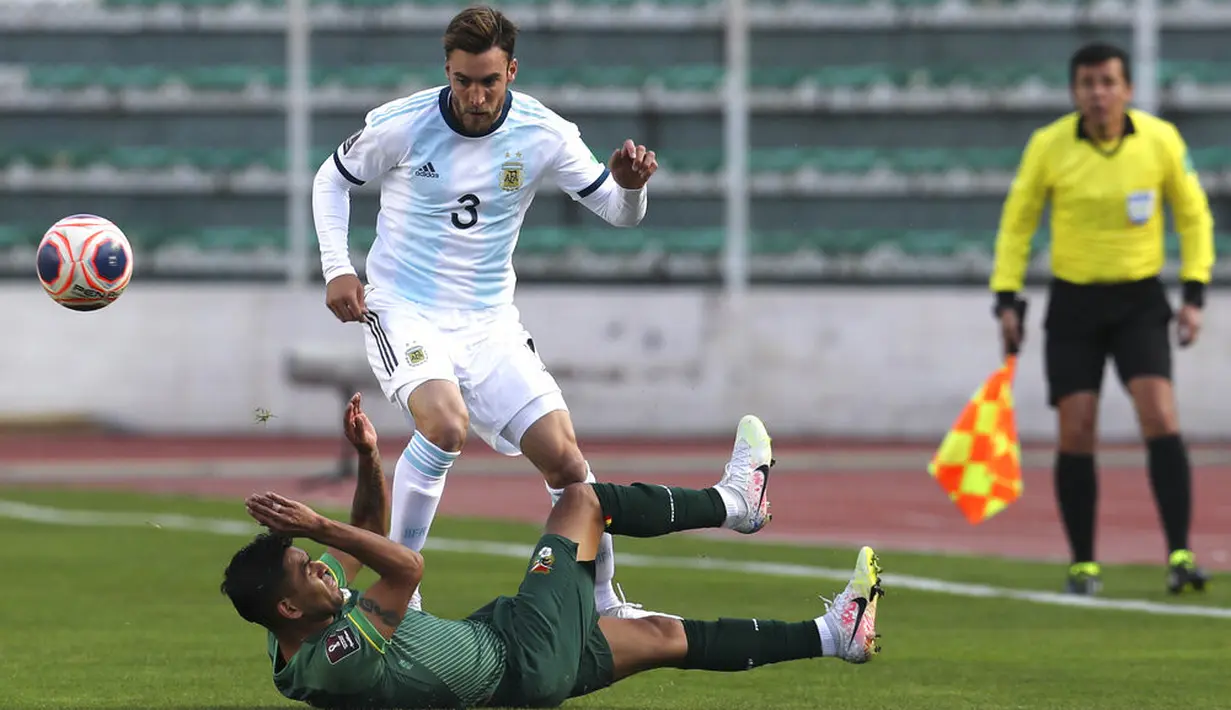 Pemain Bolivia Saul Torres berebut bola dengan pemaArgentina Nicolas Tagliafico pada pertandingan kualifikasi Piala Dunia 2022 di La Paz, Bolivia, Selasa (13/10/2020). Argentina puncaki klasemen kualifikasi Piala Dunia 2022 zona Conmebol usai tundukkan Bolivia 2-1. (Martin Alipaz/Pool via AP)