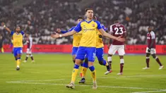Pemain Southampton Jan Bednarek melakukan selebrasi usai mencetak gol ke gawang West Ham United pada pertandingan sepak bola Liga Inggris di London Stadium, London, Minggu (26/12/2021). Southampton menang 3-2. (Adam Davy/PA via AP)
