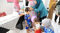 Anak-anak tengah menjalani skrining stunting dan TBC di Kota Tangerang. (Liputan6.com/Pramita Tristiawati).