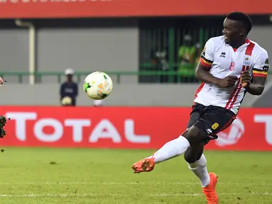 Pemain Mesir, Abdallah Kata (kiri) menendang bola melewati pemain tengah Uganda Khalid Aucho saat Piala Afrika 2017 di Port-Gentil pada 21 Januari 2017. (AFP PHOTO / Justin Tallis)