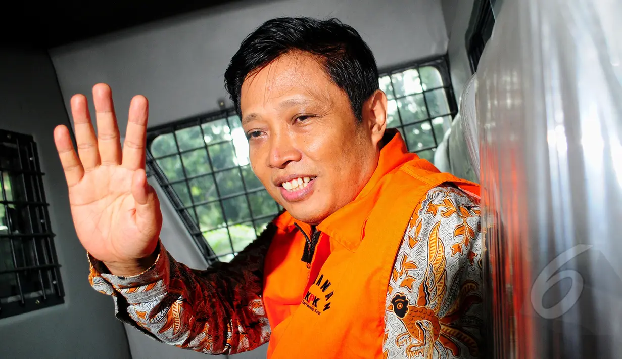 Machfud Suroso berada dalam mobil tahanan usai pembacaan vonis oleh majelis hakim di Pengadilan Tipikor, Jakarta, Rabu (1/4/2015). Machfud dianggap melakukan tindak pidana korupsi dalam proyek P3SON Hambalang. (Liputan6.com/Yoppy Renato)