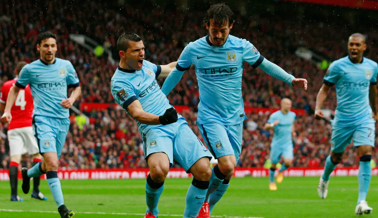 Penyerang City, Sergio Aguero (kedua kiri) merayakan selebrasi  usai mencetak gol ke gawang Manchester United saat Laga Liga Premier Inggris di Old Trafford, Minggu (12/4/2015). Manchester United menang 4-2 atas City. (Reuters/Jason Cairnduff)