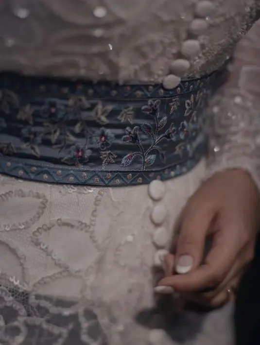 “Bunga mawar sendiri melekat dengan makna cinta dan kekasih sayang, sesuatu yang sudah beberapa tahun ini gw latih untuk berikan ke diri sendiri,” tulis Ariel Tatum. (Instagram/arieltatum).