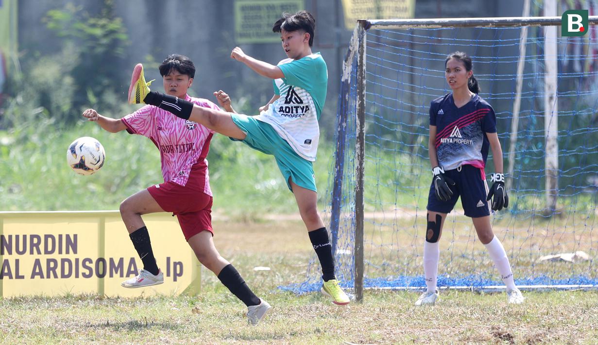 Sepak bola kini tak lagi menjadi olahraga yang identik dengan lelaki. Meski terlihat sebagai cabang olahraga yang cukup keras, namun di era modern saat ini wanita juga turut menggemarinya. (Bola.com/M Iqbal Ichsan)
