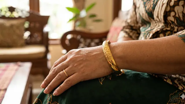 Model Gelang Emas Ukir Klasik untuk Usia 50 Tahun ke Atas (Foto: Gemini AI)