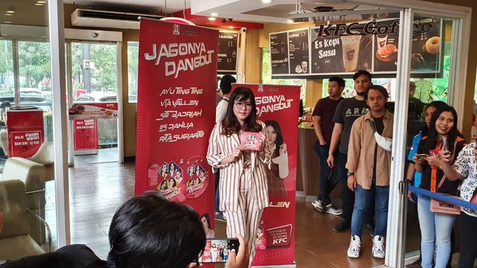 Via Vallen saat promo singlenya di KFC Lenteng Agung