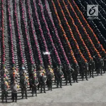 Prajurit TNI dan personel Polri melaksanakan Apel Patroli Skala Besar TNI-Polri di JIExpo, Kemayoran, Jakarta Pusat, Minggu (14/4). TNI dan POLRI siap mengamankan pelaksanaan Pemilu serentak  17 April 2019 mendatang dengan menjamin keamanan masyarakat sampai ke TPS. (merdeka.com/Iqbal S. Nugroho)