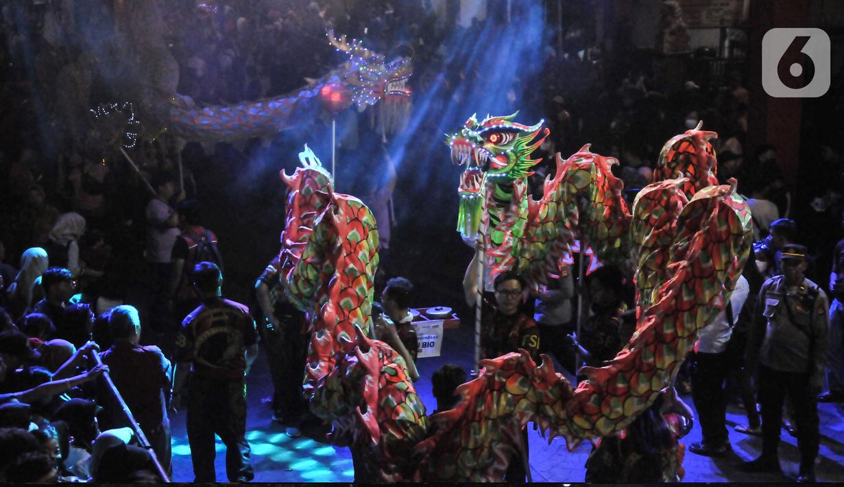 Warga menyaksikan pawai Liong dan Barongsai saat perayaan Cap Go Meh di Jalan Surya Kencana, Bogor, Jawa Barat, Minggu (5/2/2023). Pemkot Bogor kembali menggelar perayaan Cap Go Meh setelah 3 tahun ditiadakan akibat pandemi Covid-19. (merdeka.com/Iqbal S Nugroho)