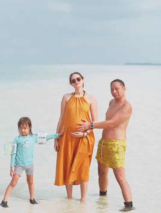 Pasangan selebriti Ringgo Agus Rahman dan Sabai Morshek tengah menanti kelahiran anak kedua. Pada bulan Juli 2020 lalu, pasangan selebriti ini menyempatkan baby moon di Pulau Macan. (Instagram/sabaidieter)