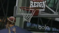 Red Bull Indonesia menjadi sponsor kejuaraan nasional basket 3 on 3 bertajuk Red Bull Reign di Indonesia di Lapangan Basket Pati Unus Jakarta, Sabtu (15/4/2017). (Bola.com/Peksi Cahyo)