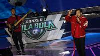 Penampilan Arman Maulana bersama grup band Gigi saat Konser Gila Bola 2022 di Studio 5 Indosiar, Daan Mogot, Jakarta, Kamis (17/11/2022). (Bola.com/Bagaskara Lazuardi)