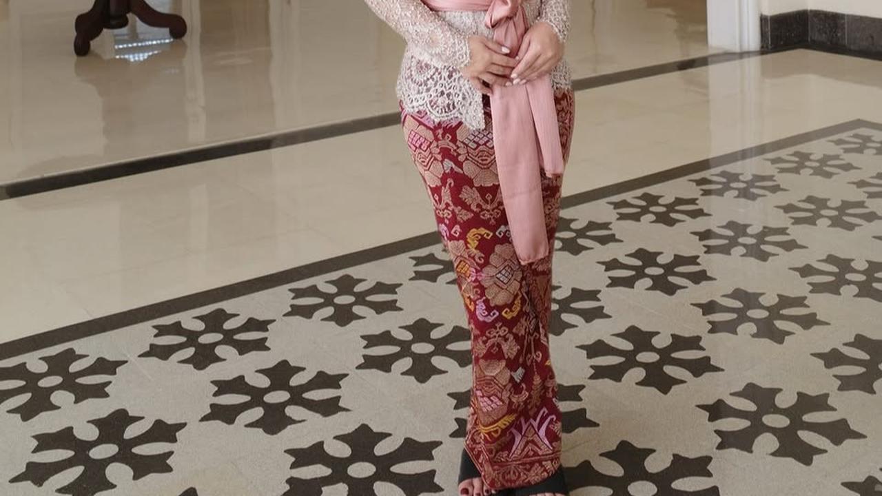 7 Pilihan Bawahan Kebaya Brokat yang Timeless, Cocok Dipakai dari Masa ke Masa