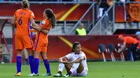 Ekspresi kecewa pemain Denmark, Nadia Nadim (kanan) usai laga final melawan Belanda pada Piala Eropa Wanita 2017 di FC Twente Stadium, Enschede, (6/8/2017). Belanda menang 4-1. (AFP/Tobias Schwarz)