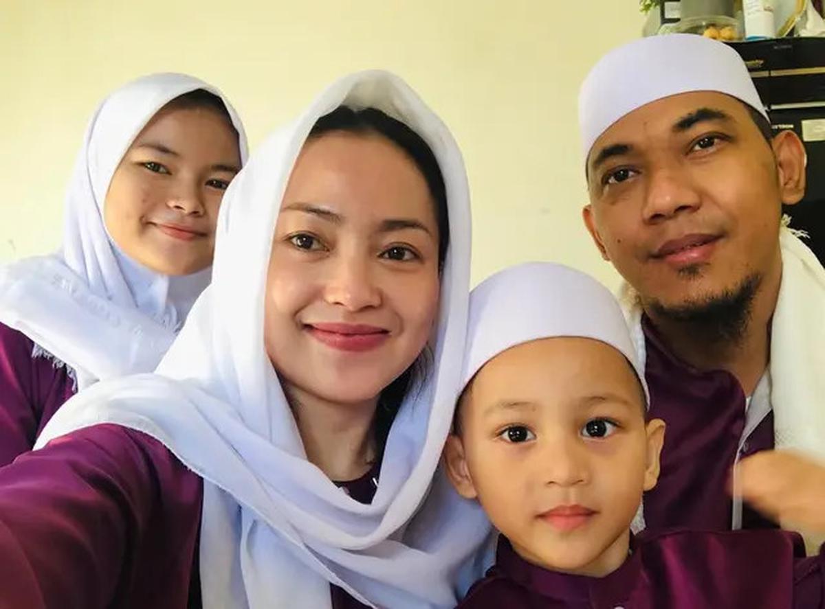 9 Potret Kenangan Mpok Alpa dan Sherly Anak Sulungnya, dari Momen Penuh Keceriaan hingga Perpisahan