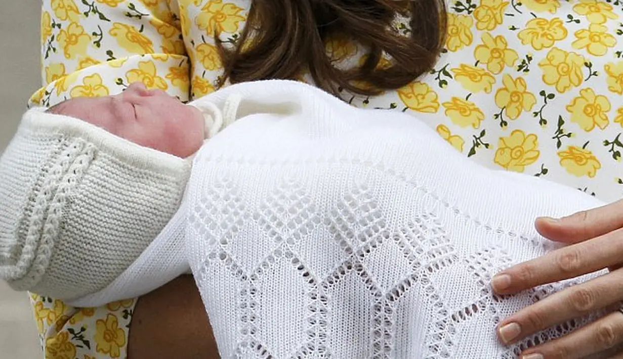 Gendongan sang ibu membuatnya sangat tenang (dailymail.co.uk)