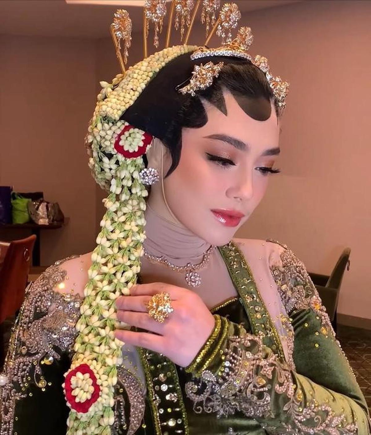 Potret Celine Evangelista dengan Paes Jawa Hijab di Gala Premier Film Danyang Wingit