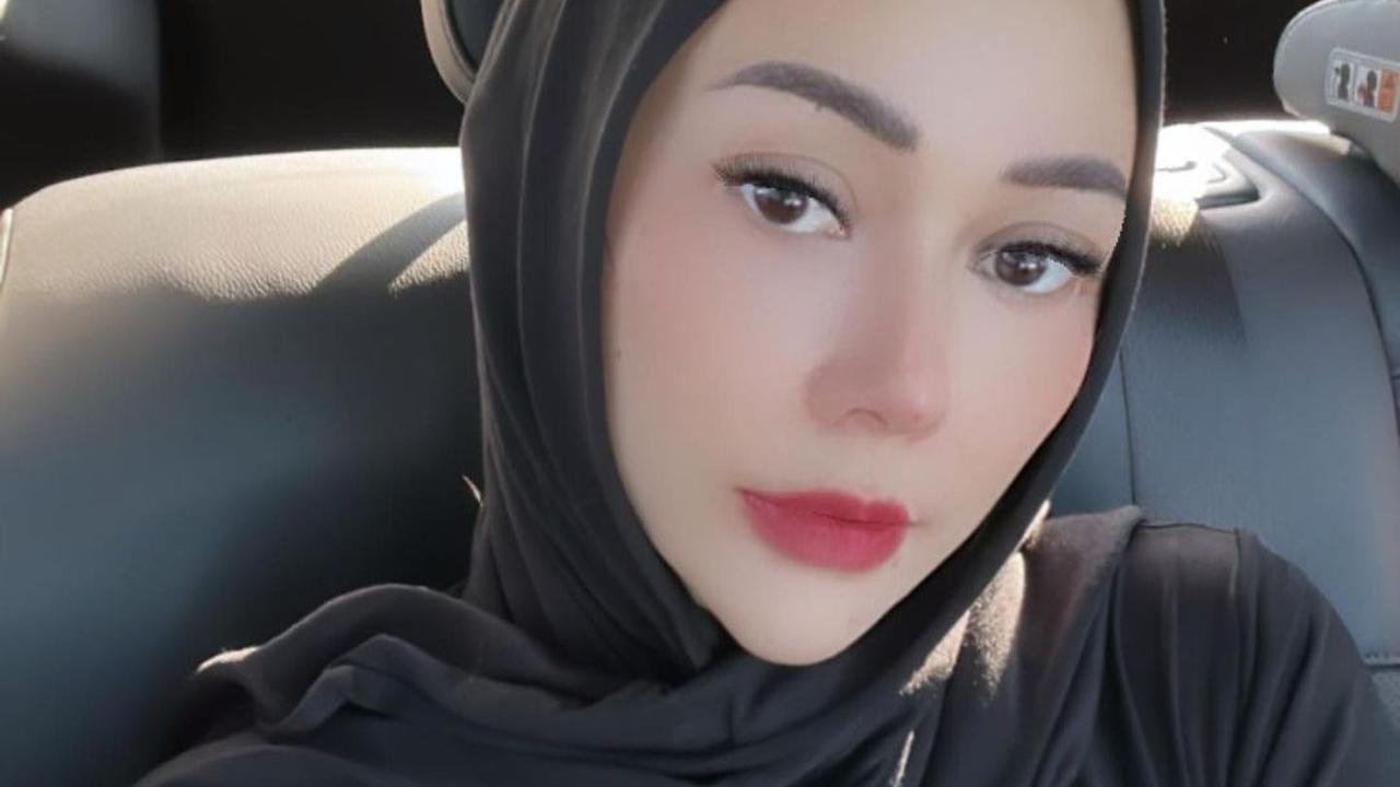 Setiap lebaran, baik itu Idulfitri maupun Iduladha Aura biasanya mengenakan busana muslim berwarna hitam. Selain mudah dipadupadankan busana warna ini membuatnya terlihat elegan.