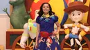 Selain berpiyama, Nindy juga hobi memakai baju bermotif kartun. Seperti saat merayakan ulang tahun anaknya, Nindy memakai dress bermotif kartun Toy Story dan boots heels warna merahnya. (Instagram/nindyparasadyharsono)