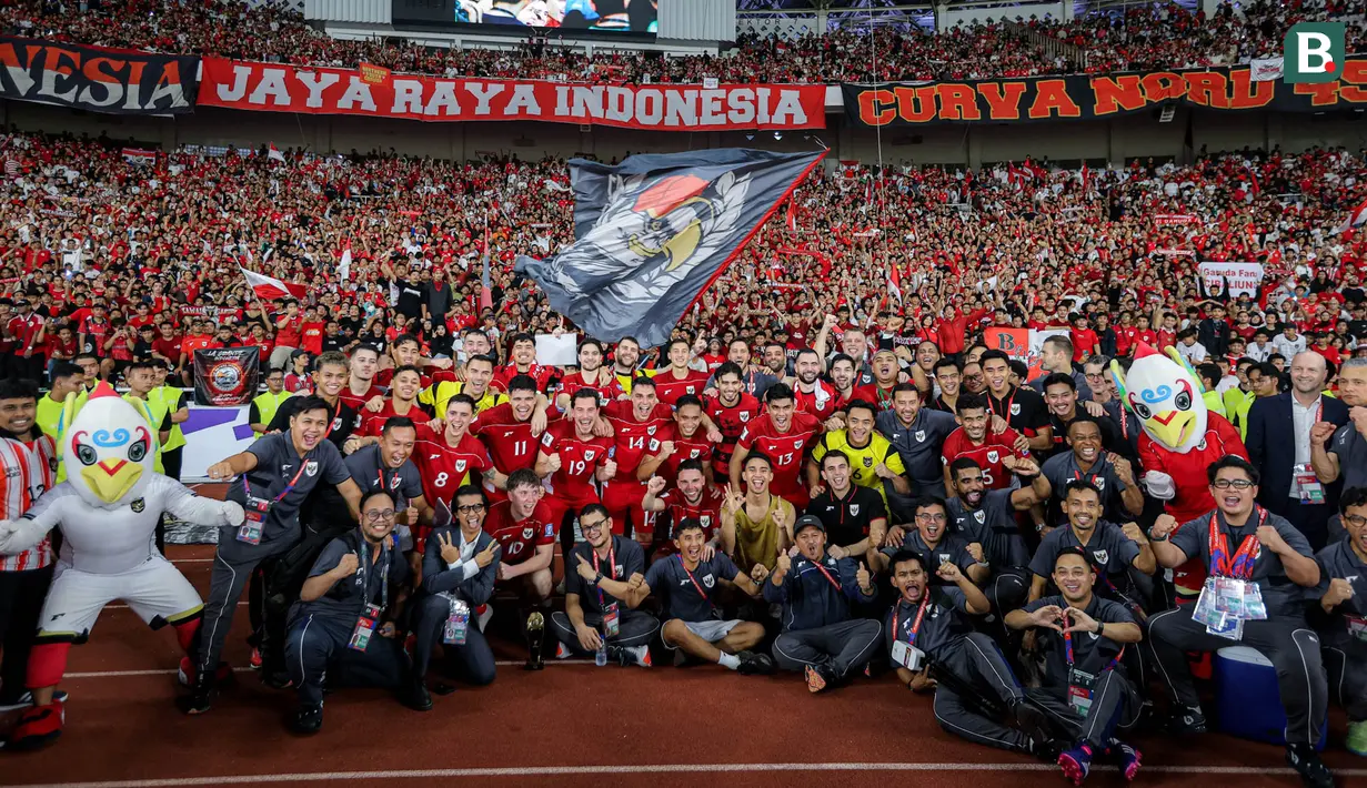 Pemain Timnas Indonesia merayakan kemenangan atas Bahrain pada laga kedelapan putaran ketiga Grup C kualifikasi Piala Dunia 2026 di Stadion Utama Gelora Bung Karno, Jakarta, Selasa (25/3/2025) malam WIB. (Bola.com/Bagaskara Lazuardi)