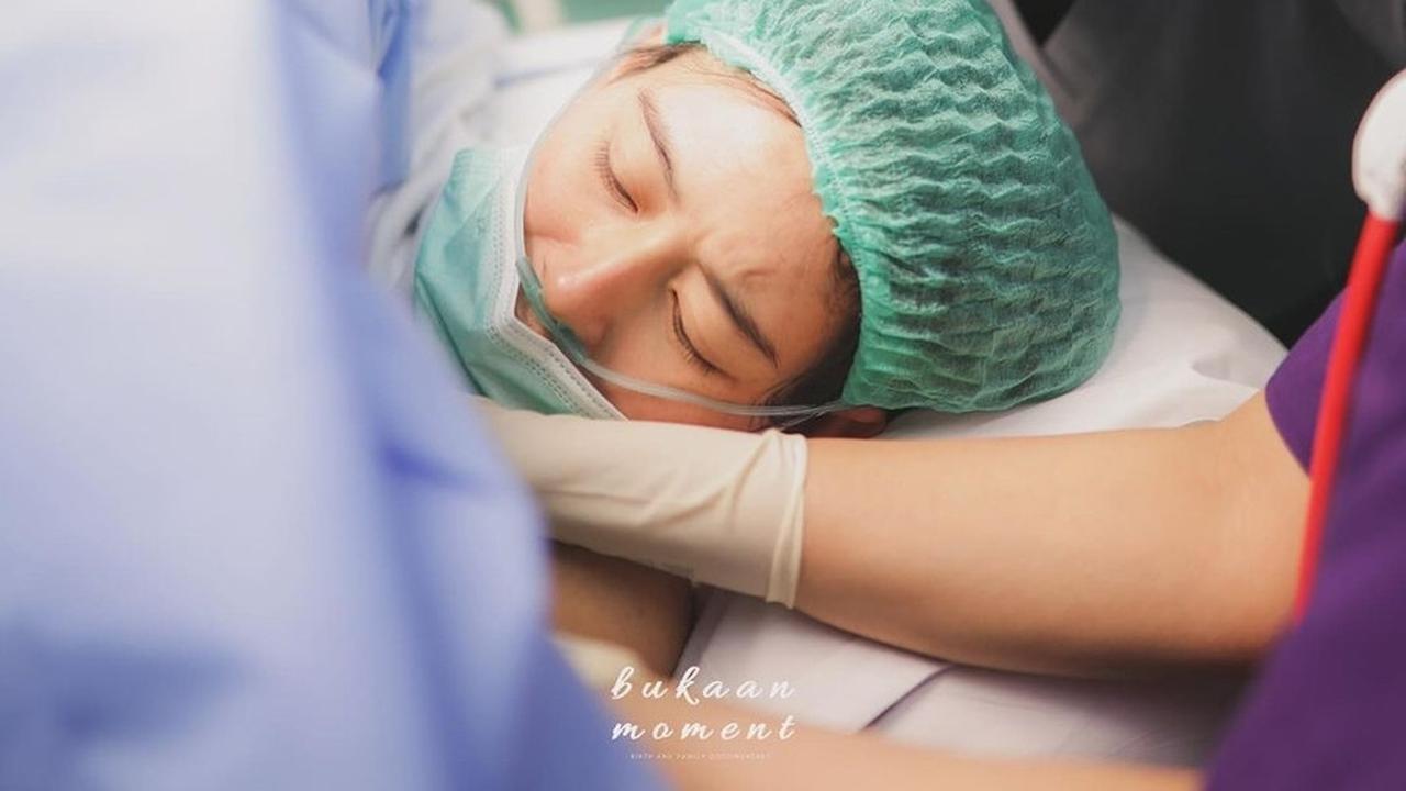 Indra Setia Temani Laura Selama Proses Persalinan