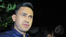 Artis Ramzi berkunjung ke rumah Olga di kawasan Duren Sawit, Jakarta Timur, Jumat (27/3/2015). Sejumlah artis mendatangi rumah Olga setelah mendengar kematian Olga. (Liputan6.com/Faisal R Syam) 