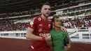 Striker Persija, Marko Simic, bersalaman dengan rekannya Riko Simanjuntak usai melawan Persela pada laga Liga 1 di SUGBK, Jakarta, Selasa (20/11). Persija menang 3-0 atas Persela. (Bola.com/Vitalis Yogi Trisna)