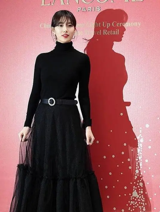 Tampil serba hitam bikin look kamu terlihat elegan dan sophisticated. Tutu skirt yang fluffy ini membuat look mu terlihat lebih menawan. (Instagram/ skuukzky)