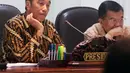 Presiden Joko Widodo atau Jokowi (kiri) didampingi Wakil Presiden Jusuf Kalla saat memimpin rapat terbatas (ratas) di Kantor Presiden, Jakarta, Senin (29/4/2019). Pemerintah berencana memindahkan Ibu Kota Indonesia dari Jakarta ke daerah lain di luar Jawa. (Liputan6.com/HO/Radi)