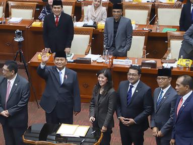 Menteri Pertahanan yang juga Presiden terpilih 2024-2029, Prabowo Subianto (tengah) saat mengikuti rapat kerja dengan Komisi I Dewan Perwakilan Rakyat (DPR) di Kompleks Parlemen, Jakarta, Rabu (25/9/2024). (merdeka.com/Arie Basuki)