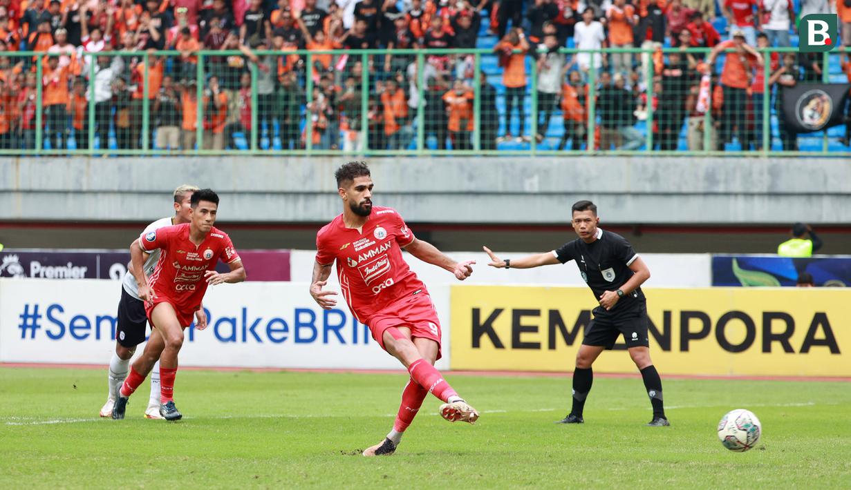 Pemain Persija Jakarta, Abdulla Yusuf Helal mencetak gol pertama Persija ke gawang Rans Nusantara FC melalui eksekusi penalti pada laga BRI Liga 1 di Stadion Patriot Candrabhaga, Bekasi, Jumat (3/2/2023). Macan Kemayoran menang dengan skor 3-1. (Bola.com/M Iqbal Ichsan)