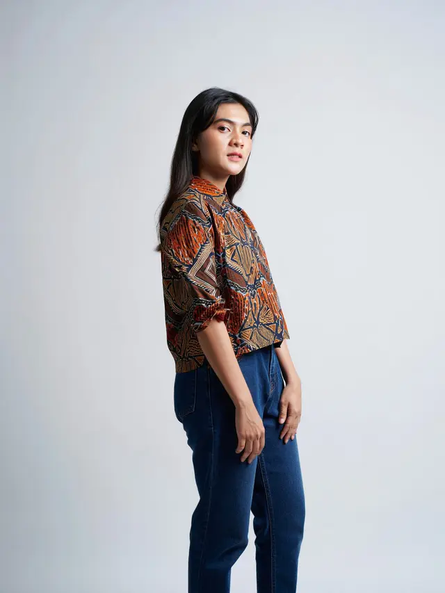 Model Celana yang Cocok Dipadukan dengan Baju Batik (Foto: Reve Art AI)