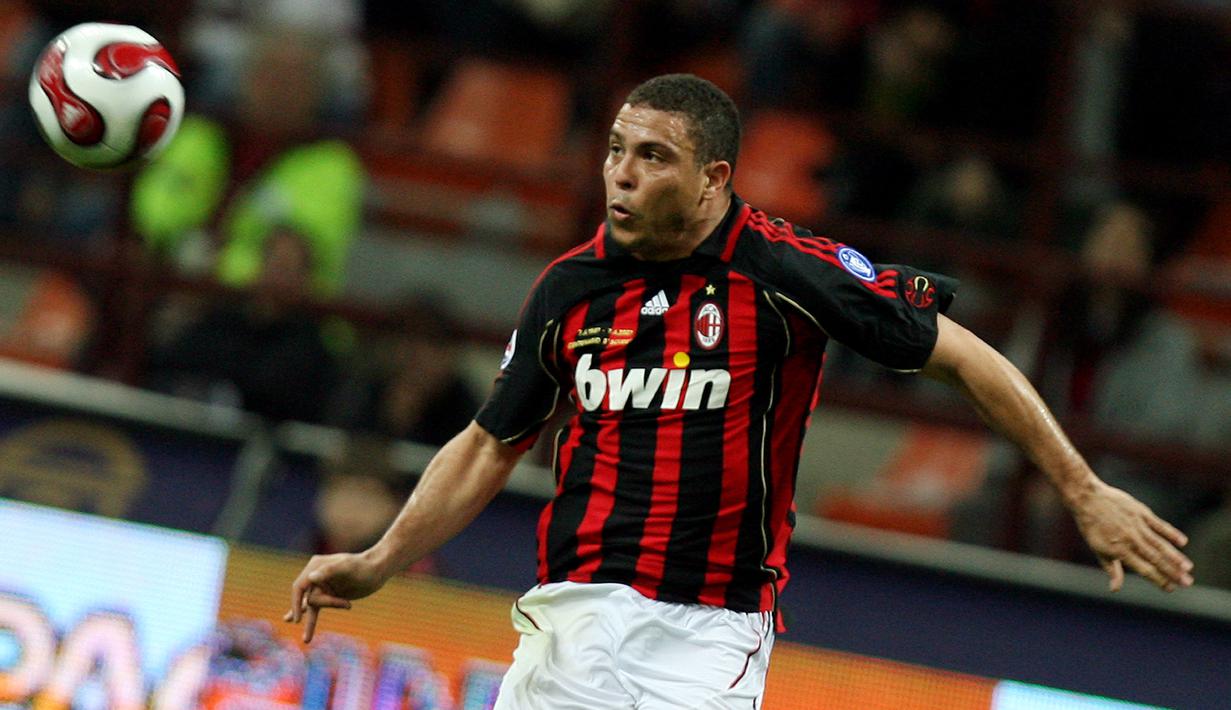 1. Ronaldo Nazario de Lima - Pemain Brazil yang dikenal sebagai penyerang mematikan dan terbaik di dunia. Kemampuan individunya sempat dilirik saat membela PSG dan Barcelona. (AFP/Paco Serinelli)
