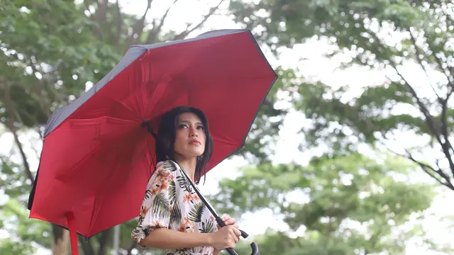 wanita november cinta sedih