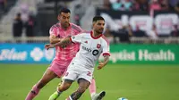 Lorenzo Insigne dari Toronto FC menguasai bola saat berada di bawah tekanan dari Sergio Busquets dari Inter Miami CF selama pertandingan MLS antara Inter Miami CF dan Toronto FC di Chase Stadium pada tanggal 06 April 2025 di Fort Lauderdale, Florida. Leonardo Fernandez/Getty Images/AFPLeonardo Fernandez / GETTY IMAGES NORTH AMERICA / Getty Images via AFP