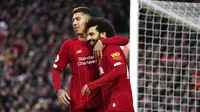 Pemain Liverpool, Mohamed Salah dan Roberto Firmino merayakan gol yang dicetak ke gawang Southampton pada laga Premier League di Stadion Anfield, Sabtu (1/2/2020). Liverpool menang 4-0 atas Southampton. (AP/Jon Super)